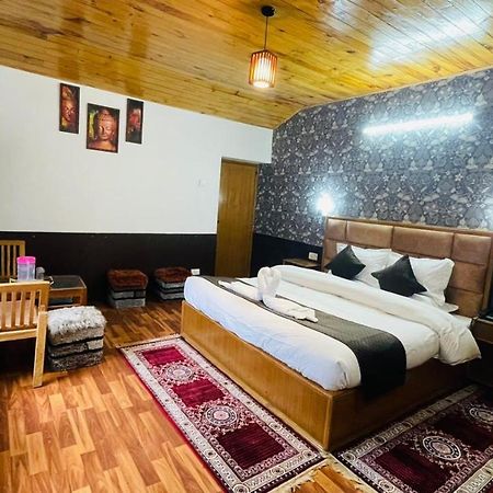 Hotel Hilltop At Mall Road Manali With Open Terrace ภายนอก รูปภาพ