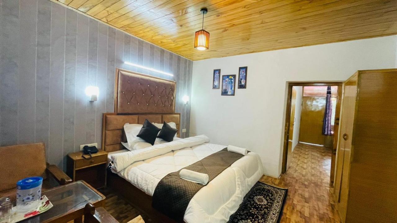 Hotel Hilltop At Mall Road Manali With Open Terrace ภายนอก รูปภาพ