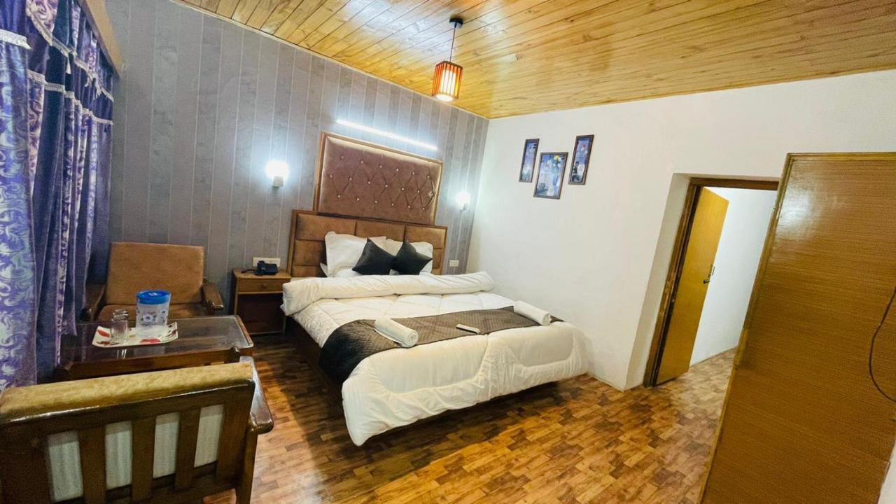 Hotel Hilltop At Mall Road Manali With Open Terrace ภายนอก รูปภาพ