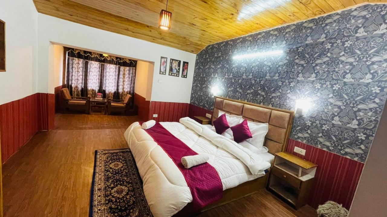 Hotel Hilltop At Mall Road Manali With Open Terrace ภายนอก รูปภาพ