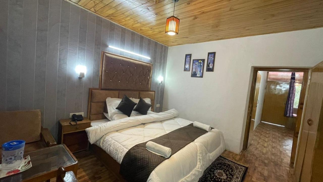 Hotel Hilltop At Mall Road Manali With Open Terrace ภายนอก รูปภาพ