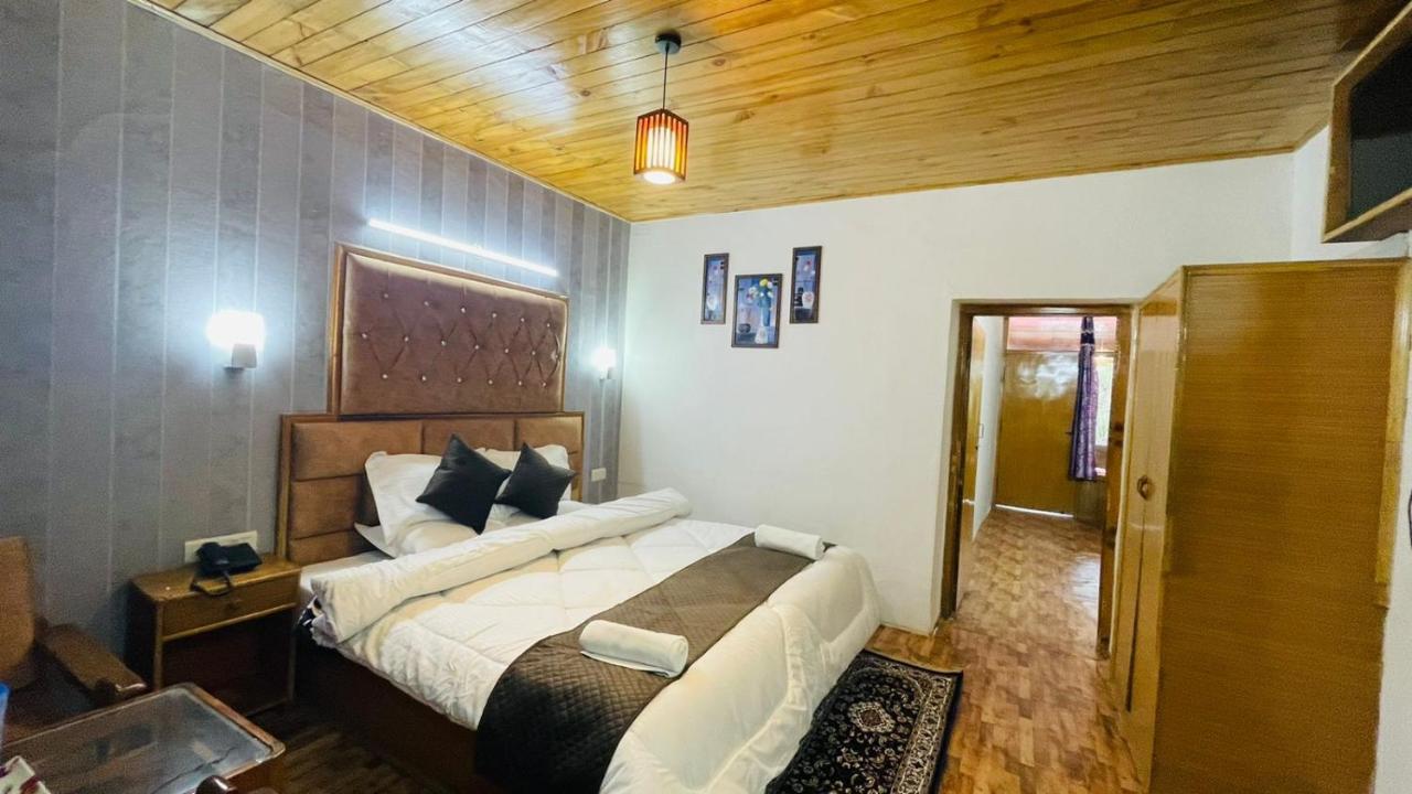 Hotel Hilltop At Mall Road Manali With Open Terrace ภายนอก รูปภาพ