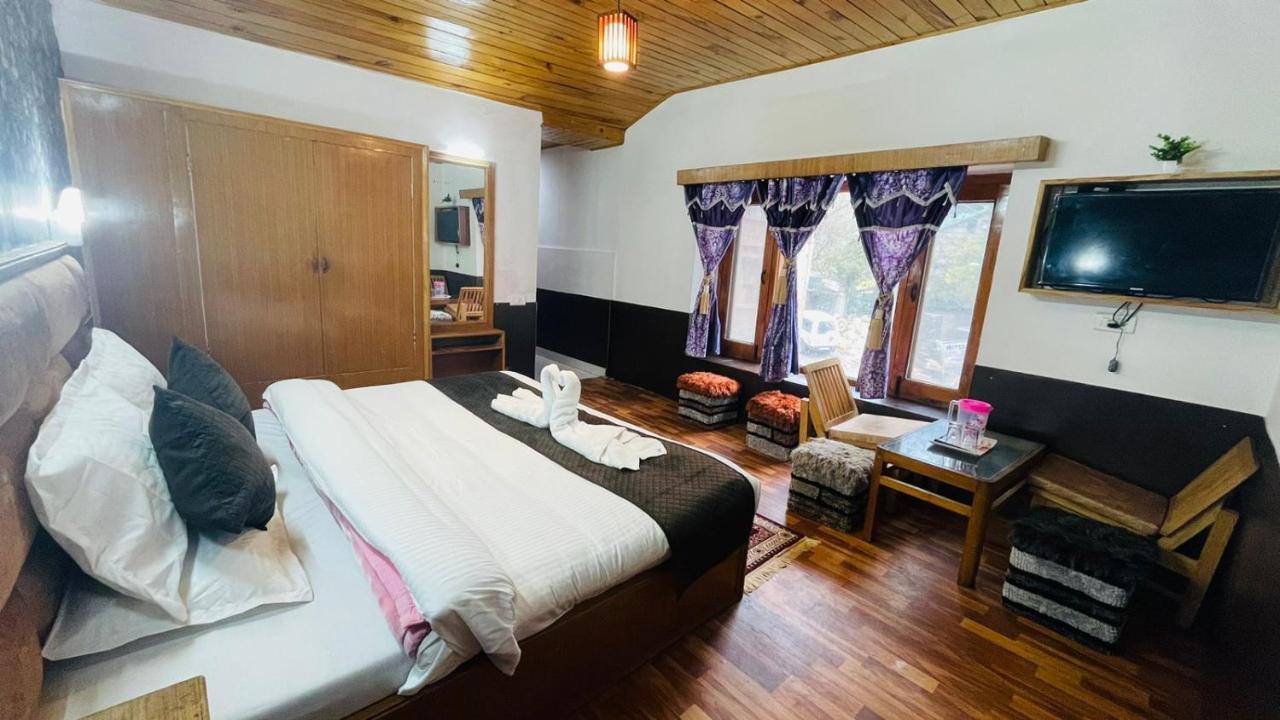 Hotel Hilltop At Mall Road Manali With Open Terrace ภายนอก รูปภาพ