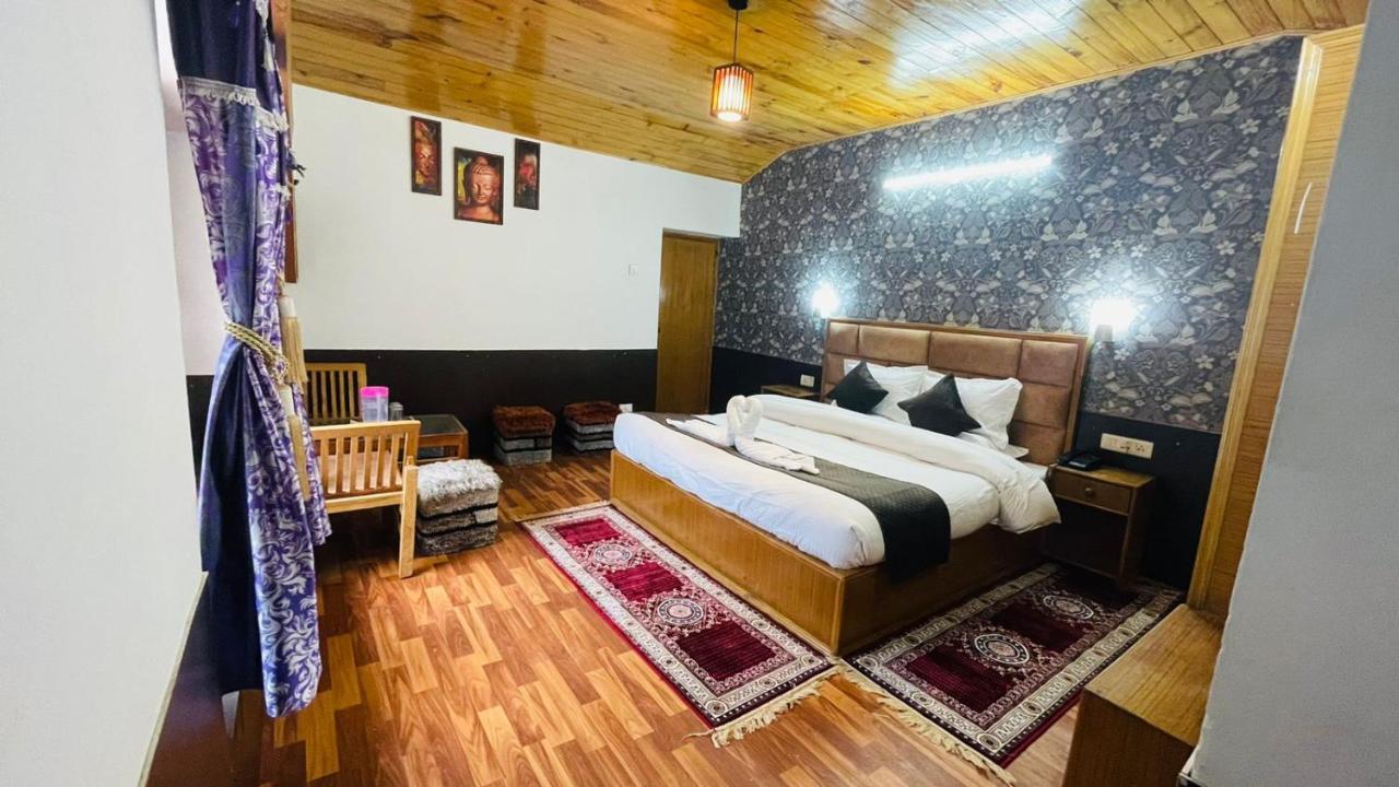 Hotel Hilltop At Mall Road Manali With Open Terrace ภายนอก รูปภาพ