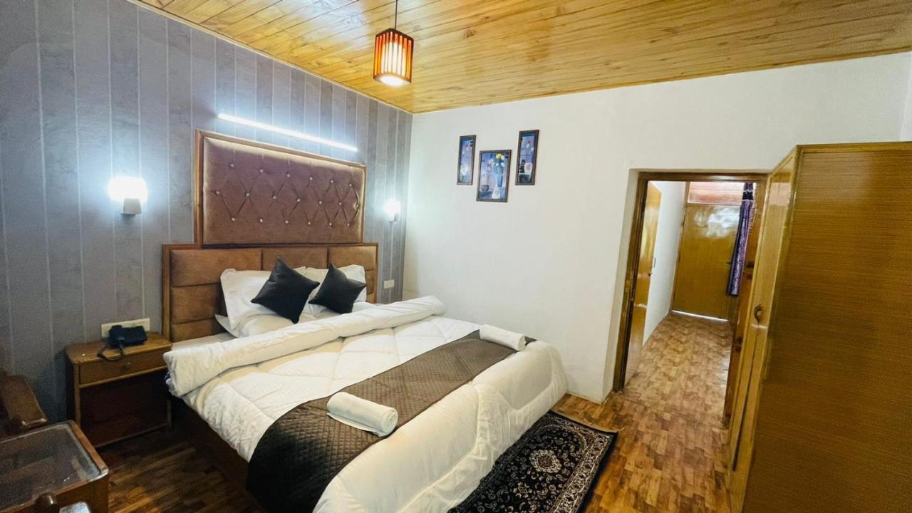 Hotel Hilltop At Mall Road Manali With Open Terrace ภายนอก รูปภาพ