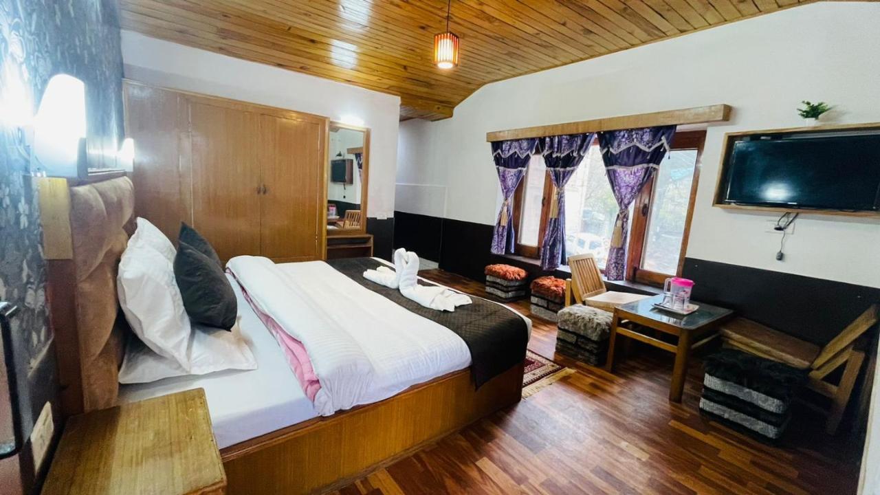 Hotel Hilltop At Mall Road Manali With Open Terrace ภายนอก รูปภาพ