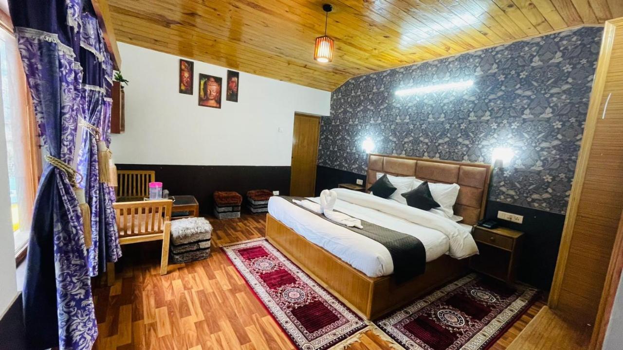 Hotel Hilltop At Mall Road Manali With Open Terrace ภายนอก รูปภาพ