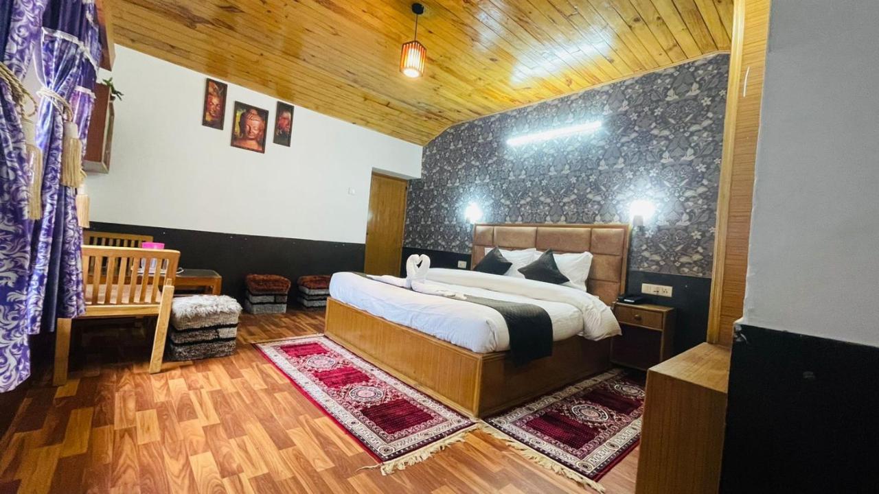 Hotel Hilltop At Mall Road Manali With Open Terrace ภายนอก รูปภาพ