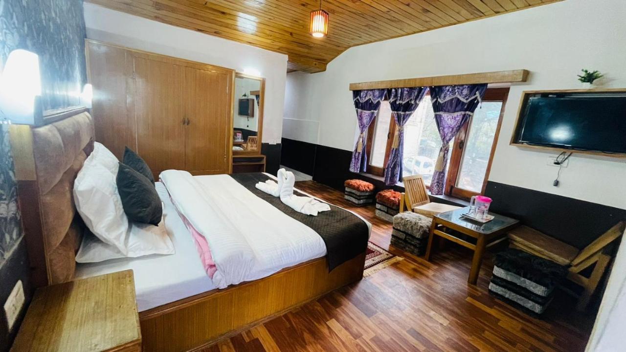 Hotel Hilltop At Mall Road Manali With Open Terrace ภายนอก รูปภาพ