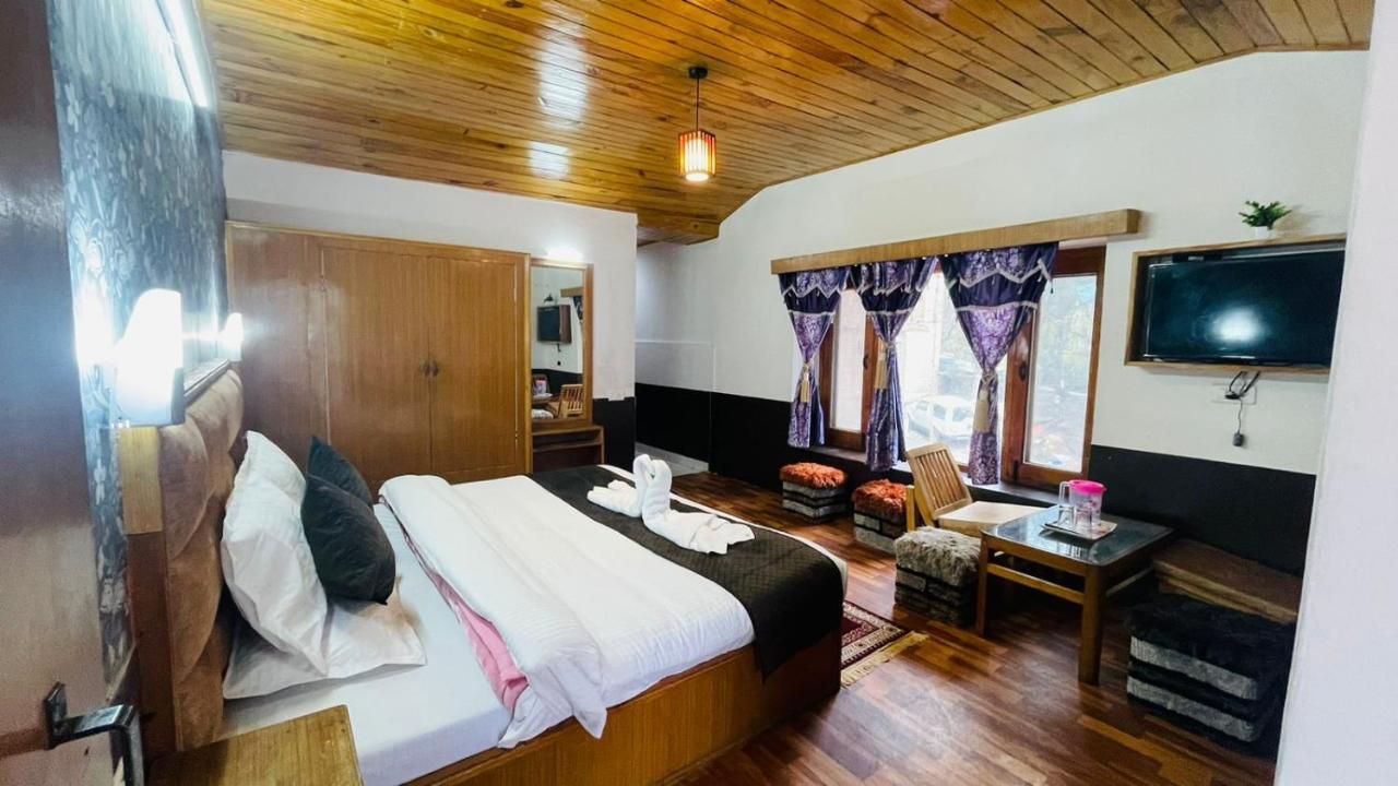 Hotel Hilltop At Mall Road Manali With Open Terrace ภายนอก รูปภาพ