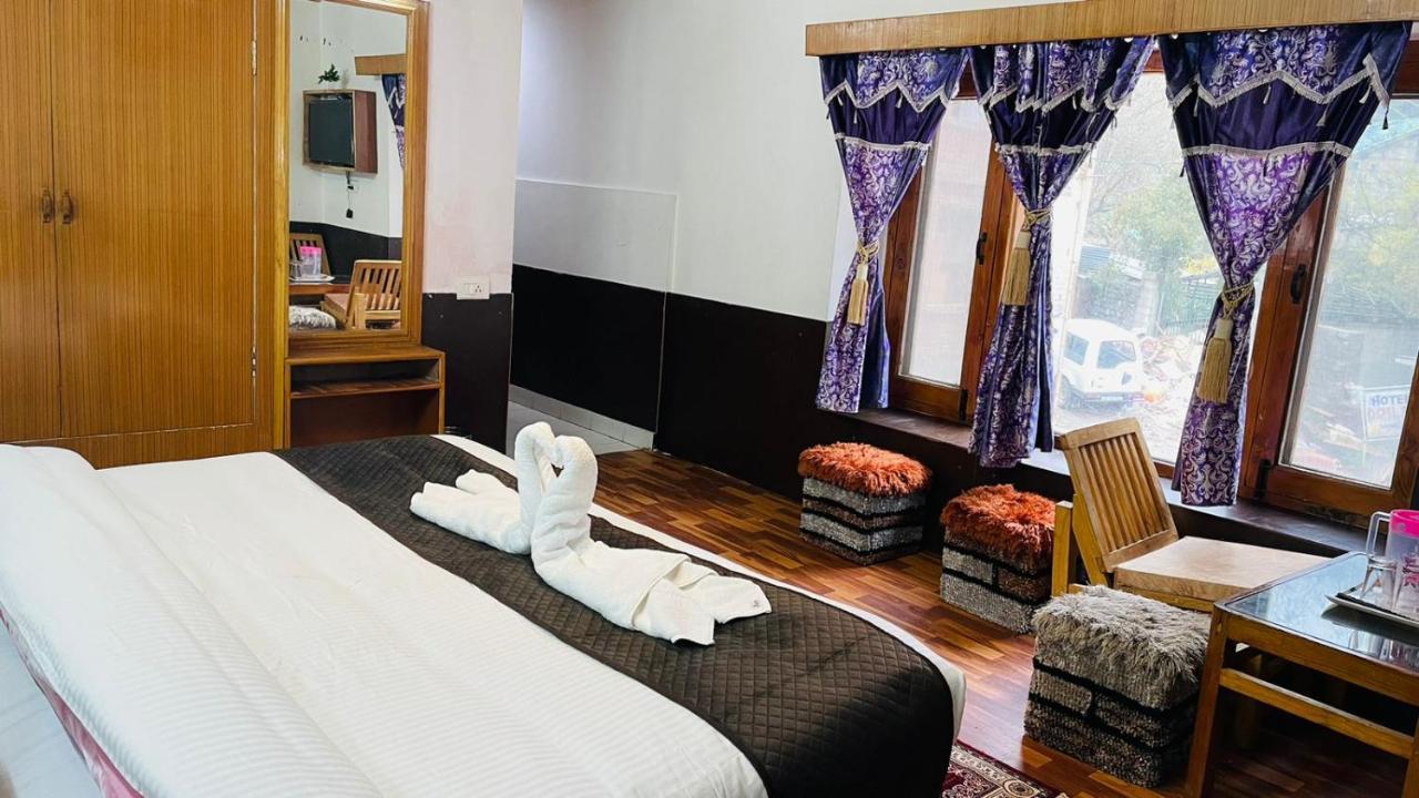 Hotel Hilltop At Mall Road Manali With Open Terrace ภายนอก รูปภาพ