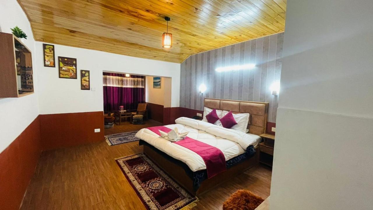 Hotel Hilltop At Mall Road Manali With Open Terrace ภายนอก รูปภาพ