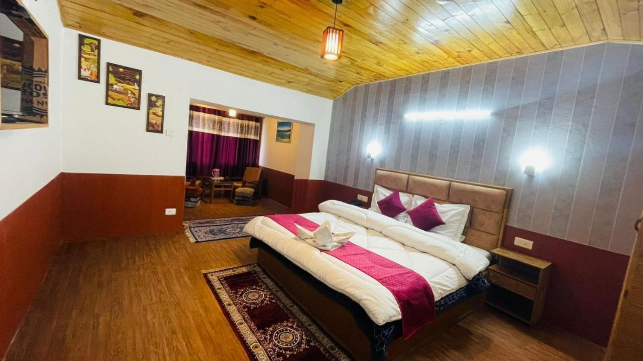 Hotel Hilltop At Mall Road Manali With Open Terrace ภายนอก รูปภาพ