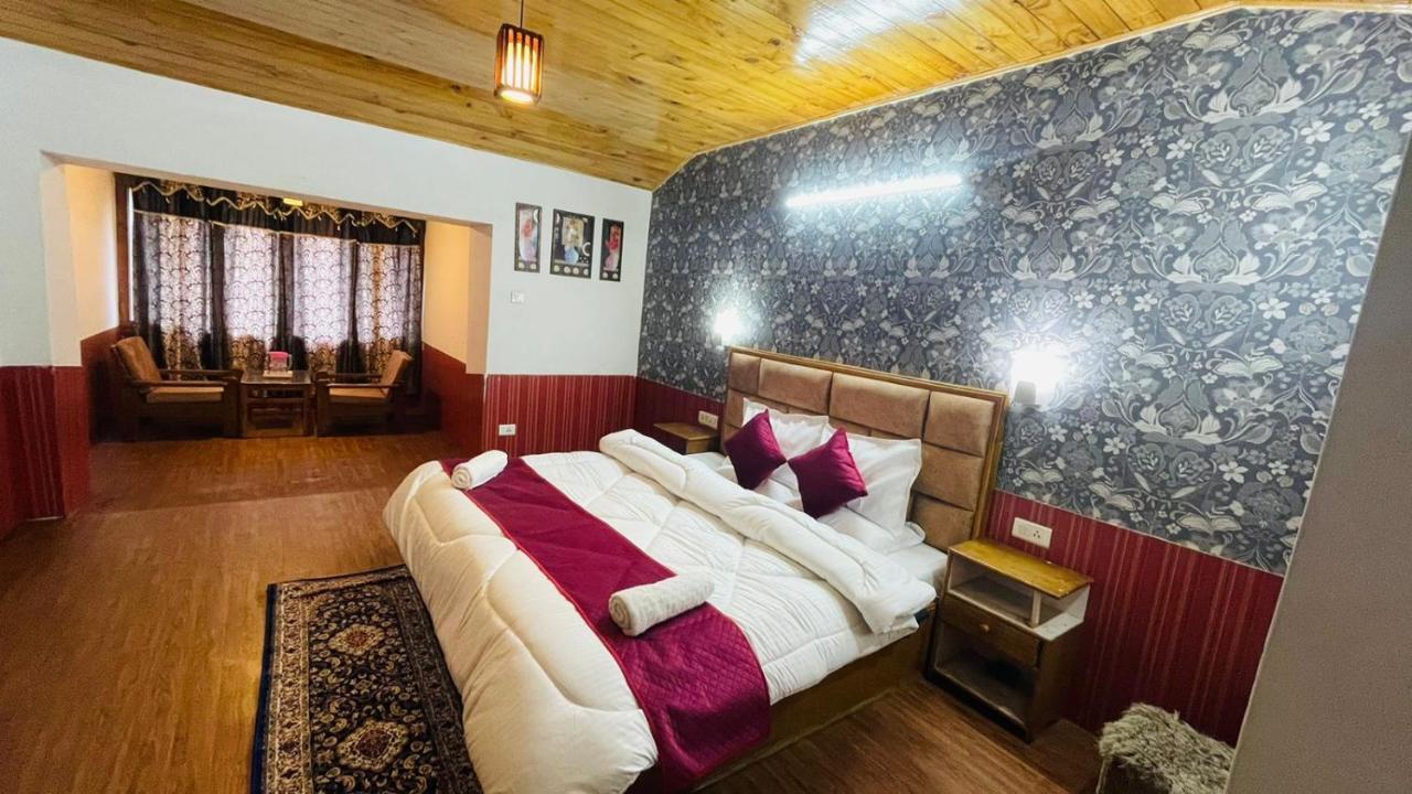 Hotel Hilltop At Mall Road Manali With Open Terrace ภายนอก รูปภาพ