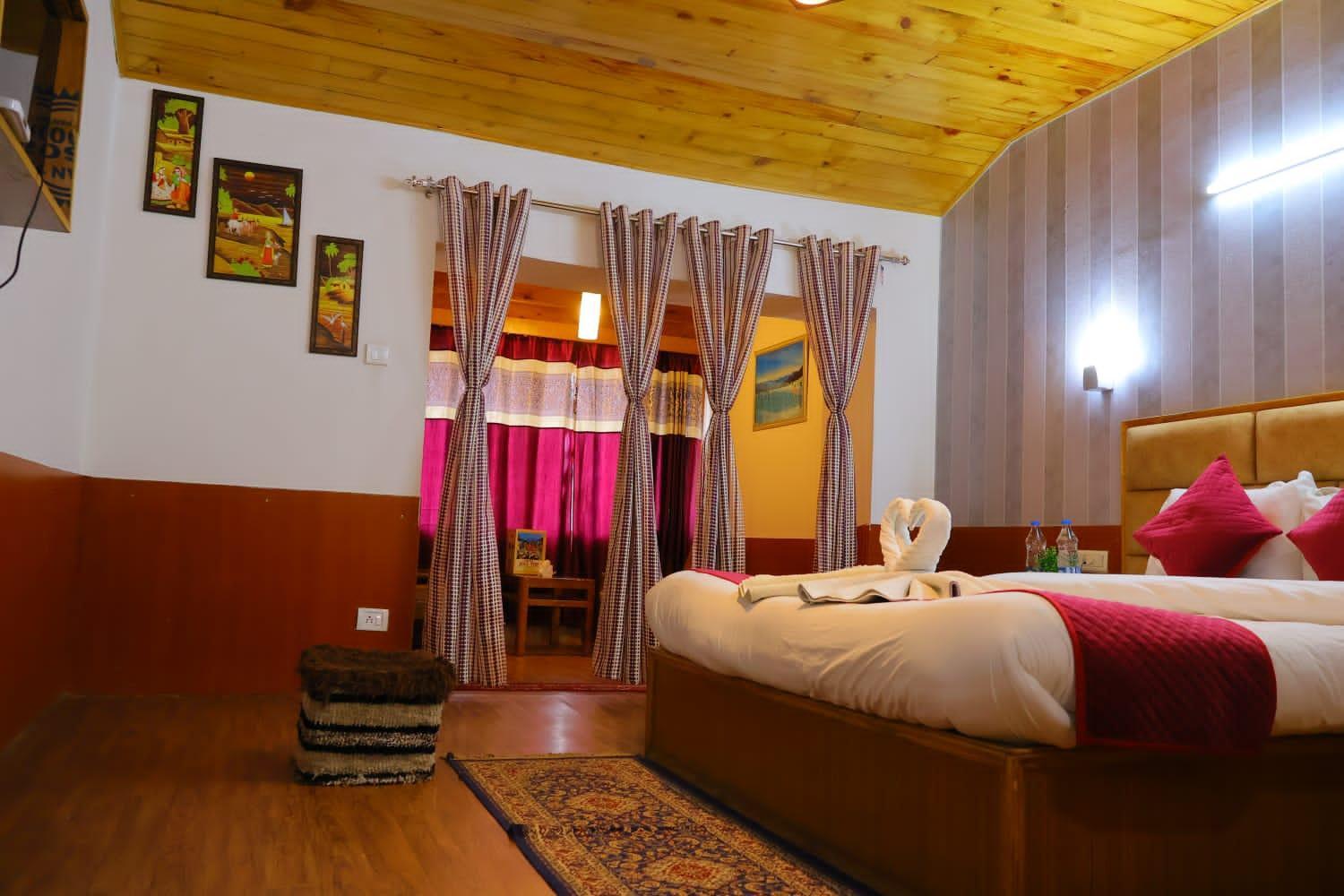 Hotel Hilltop At Mall Road Manali With Open Terrace ภายนอก รูปภาพ