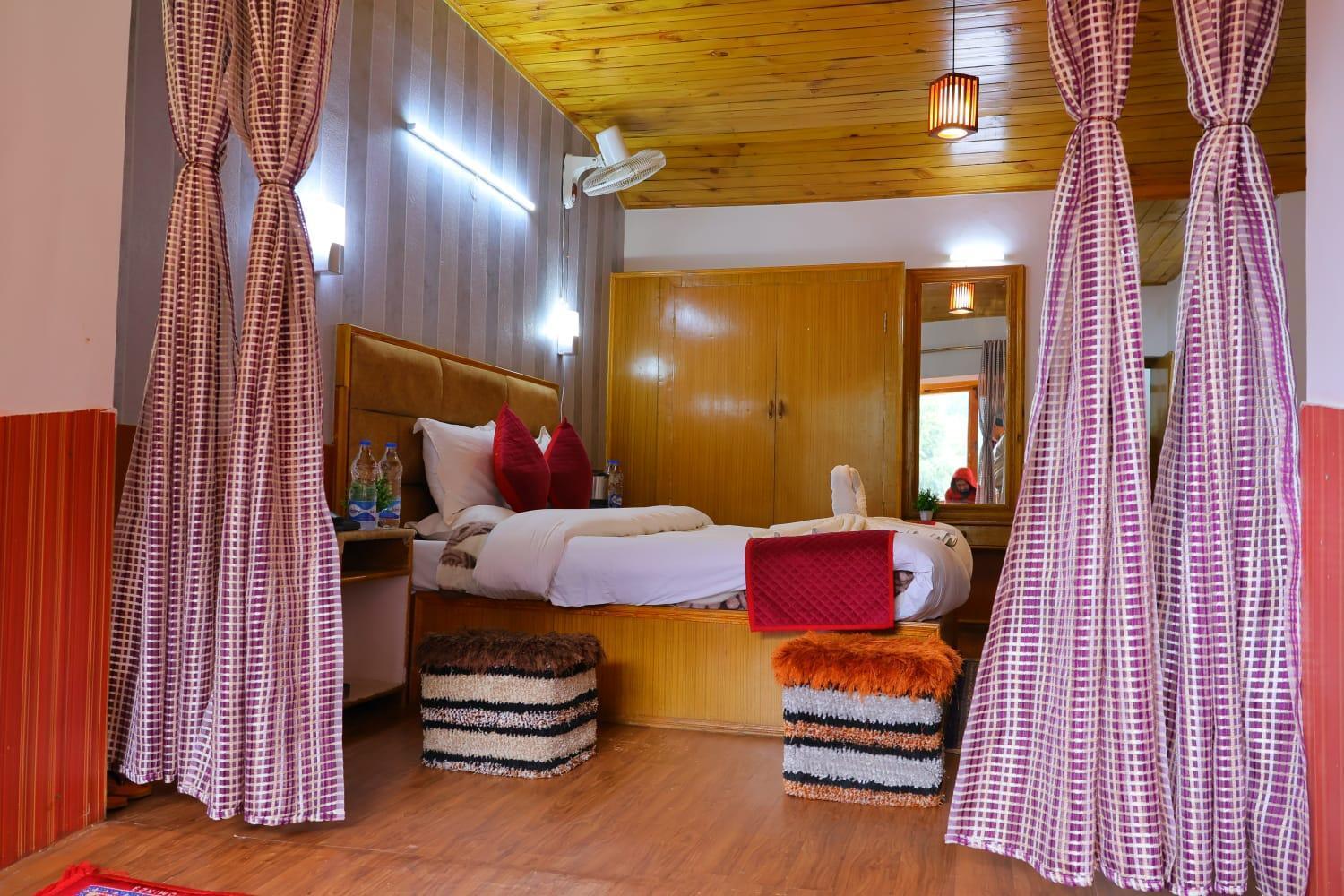 Hotel Hilltop At Mall Road Manali With Open Terrace ภายนอก รูปภาพ